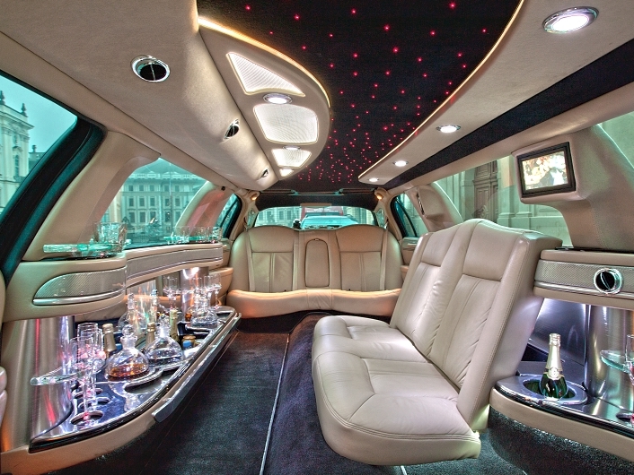 interiér bílé limuzíny Lincoln